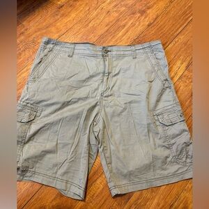 Men’s khaki cargo shorts